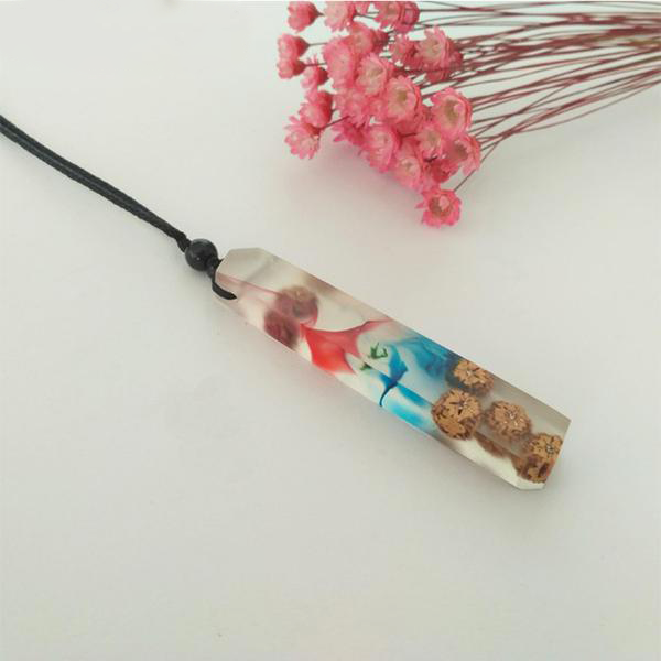 Wood resin necklace 